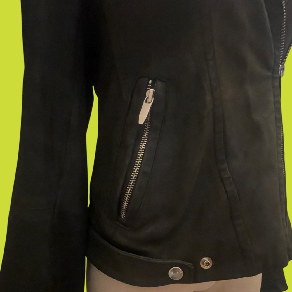100% Lambs Skin Black Leather Jacket | BKE
Sz S/P Like New | THEYSKEN’S THEORY - Picture 5 of 13